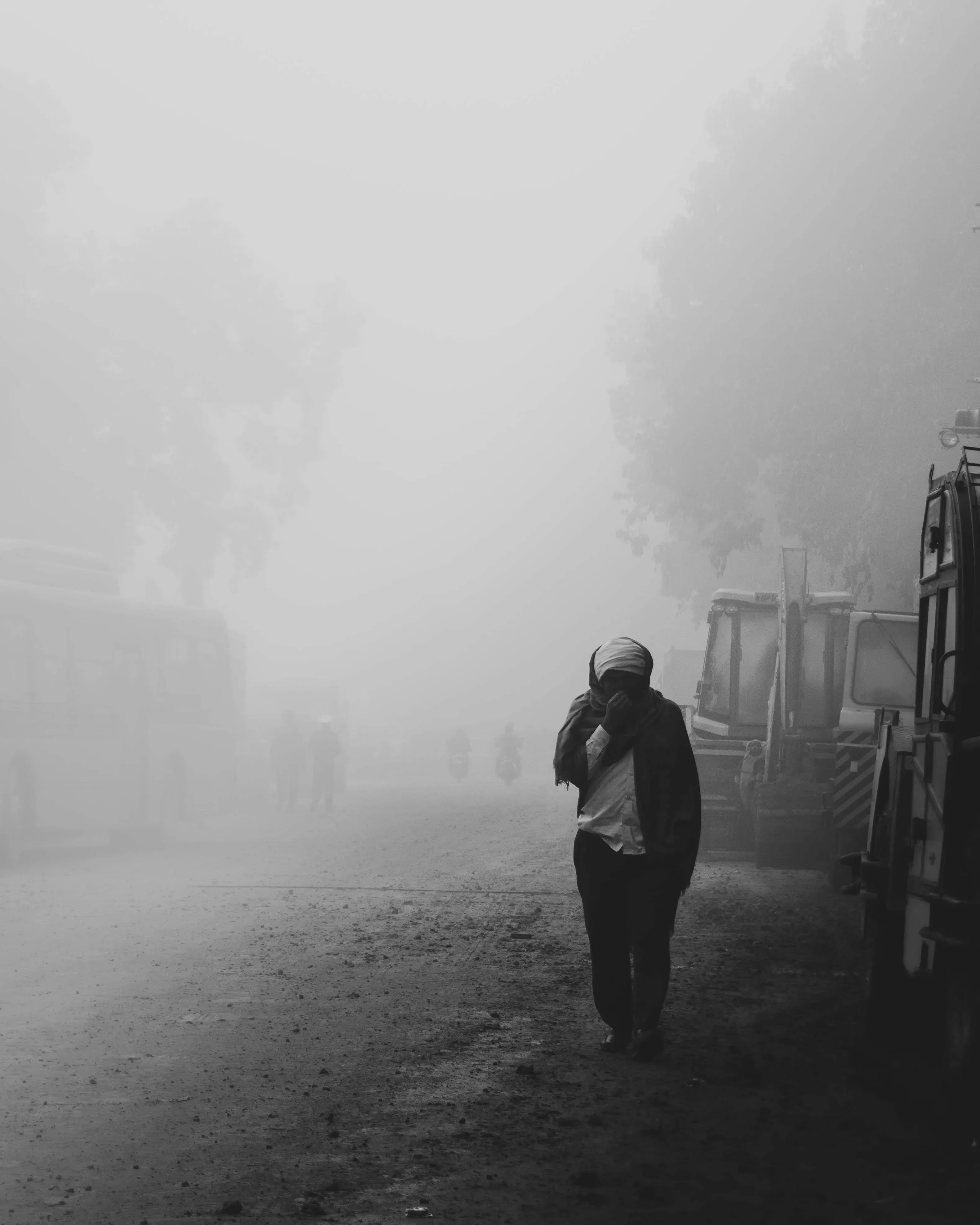 Photograph illustrating everyday life under heavy air pollution in Delhi’s National Capital Region.